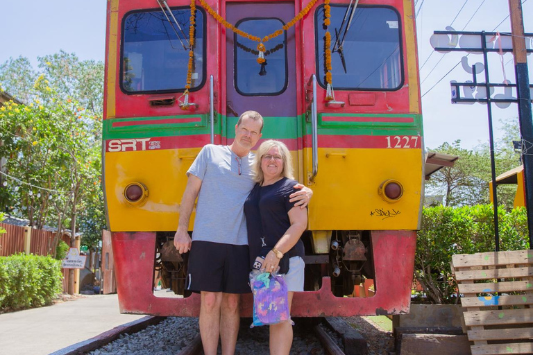 Bangkok:Floating Market & Maeklong Train Market Premium Tour