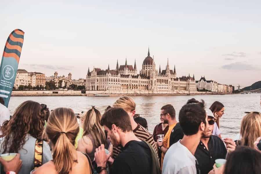 Budapest: Lotus-Schiffsfahrt mit unbegrenzten Getränken. Foto: GetYourGuide