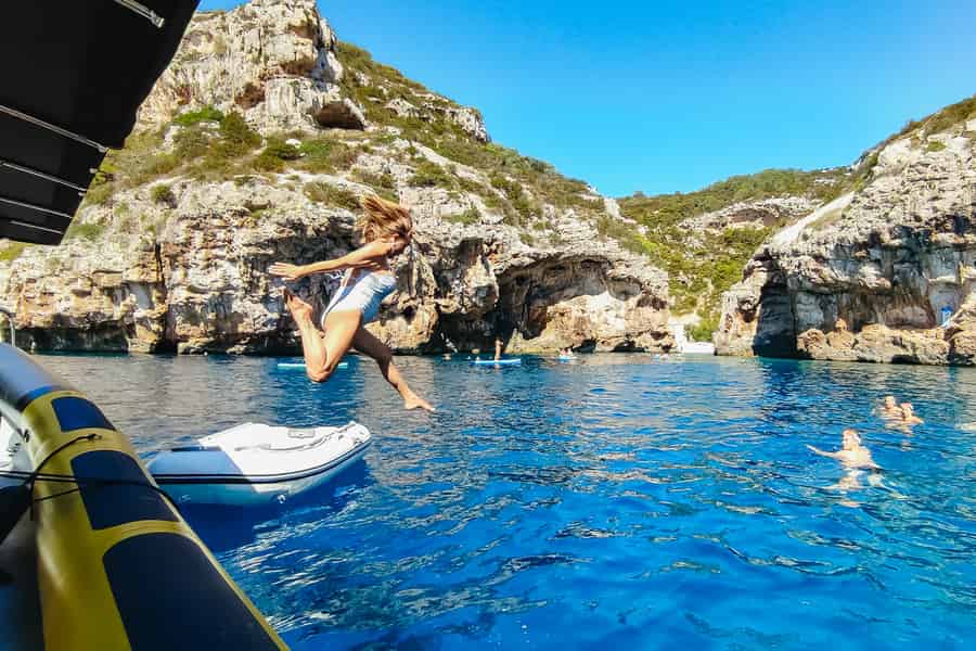 Von Split: Blaue Grotte, Mamma Mia, Vis & Hvar 5-Inseln-Tour. Foto: GetYourGuide Von Split: Blaue Grotte, Mamma Mia, Vis & Hvar 5-Inseln-Tour. Foto: GetYourGuide