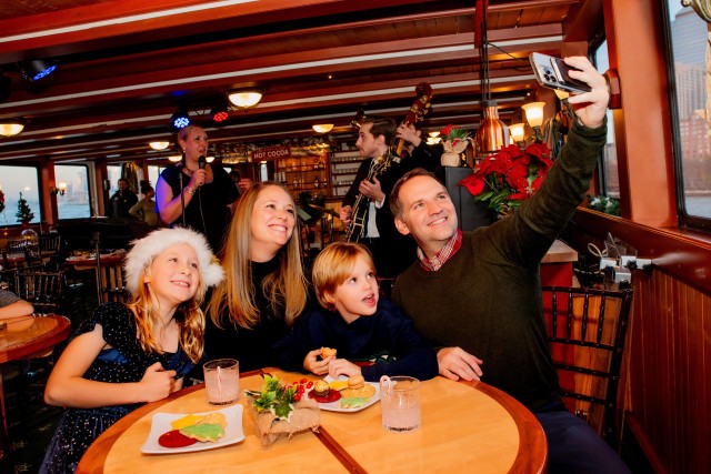 Visit NYC Holiday Yacht Cruise with Jazz, Cocoa & Carols in Nova York