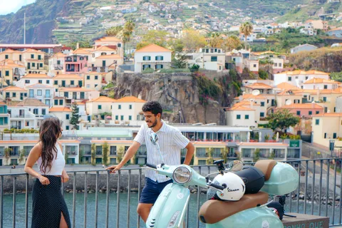 Tour particular de Vespa Funchal e Câmara Lobos (3hrs)