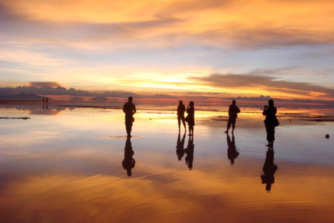 UYUNI SALT FLAT: SOLNEDGÅNG &amp; STJÄRNLJUSUPPLEVELSEDELAD GRUPP: UYUNI SALT FLAT, SOLNEDGÅNG OCH STJÄRNLJUSUPPLEVELSE