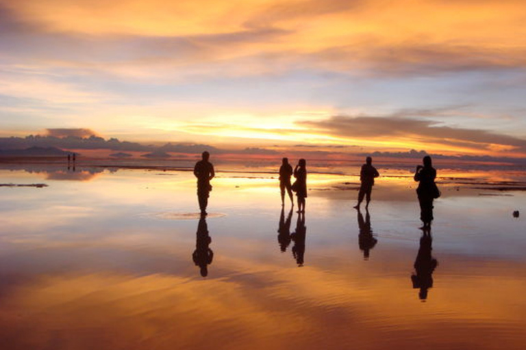 SALAR DE UYUNI: EXPERIENCIA AL ATARDECER Y A LA LUZ DE LAS ESTRELLASGRUPO COMPARTIDO: SALAR DE UYUNI, PUESTA DE SOL Y EXPERIENCIA A LA LUZ DE LAS ESTRELLAS