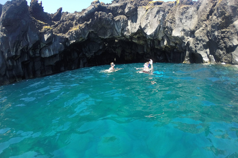 Passeio de barco com snorkel nas grutas