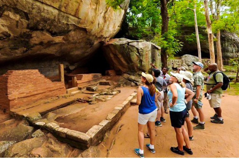 De Negombo: Pedra Sigiriya e cidade antiga de PolonnaruwaFom Negombo: Sigiriya Rock e antiga cidade de Polonnaruwa