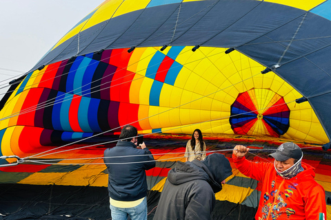 from MexicoCity:Balloon flight Over thepyramidsofTeotihuacanVuelo en globo aerostatico con traslado desde CDMX