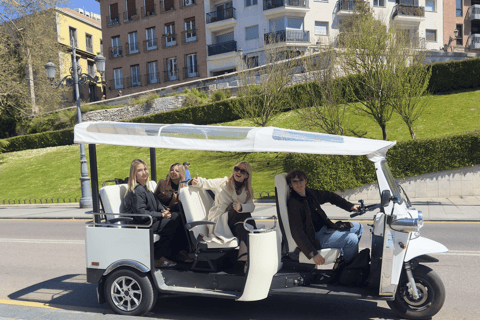 Madrid: Private Tuk Tuk Tour with Expert Guide and Panoramic Views The Classics Tour ~ Discover Madrid in 60 minutes from your STARTING POINT!