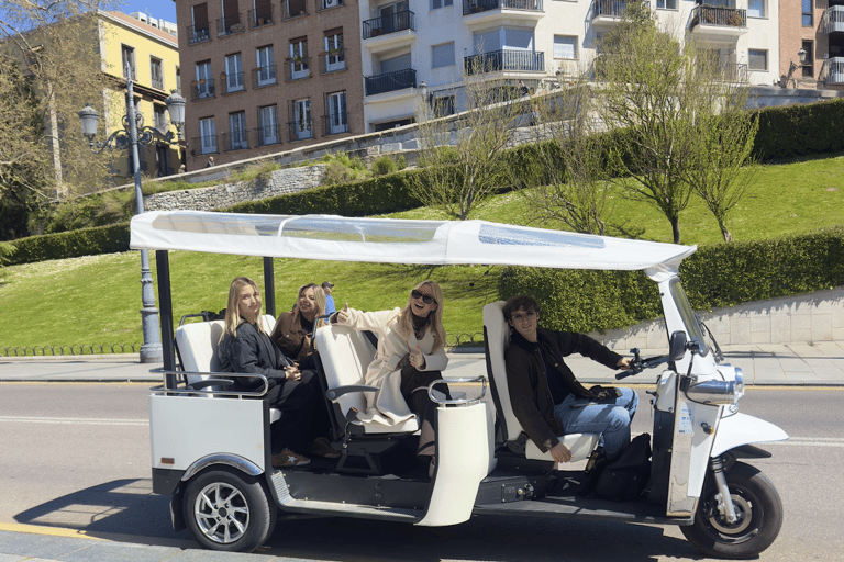 Madrid: Private Tuk Tuk Tour with Expert Guide and Panoramic Views The Classics Tour ~ Discover Madrid in 60 minutes from your STARTING POINT!