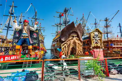 Alanya: Pirate Boat Trip with Lunch and Hotel Transfer