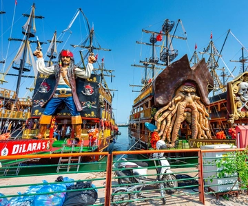 Alanya: Merirosvoveneajelu lounaalla ja hotellin kuljetuksella