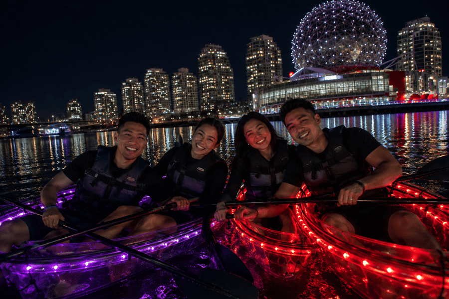 Vancouver: Nächtliche LED-Kajak-Tour im False Creek. Foto: GetYourGuide Vancouver: Nächtliche LED-Kajak-Tour im False Creek. Foto: GetYourGuide