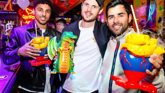 Valencia: experiencia guiada de ruta por bares con entrada a discotecas