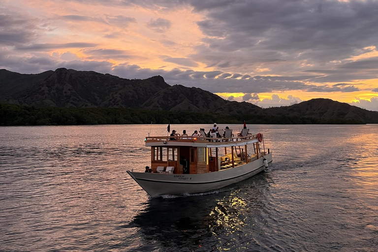 Labuan Bajo: Komodo Full Day Tour Luxury Boat Sunset Cruise Komodo Tour Luxury Boat with Drone and GoPro Underwater