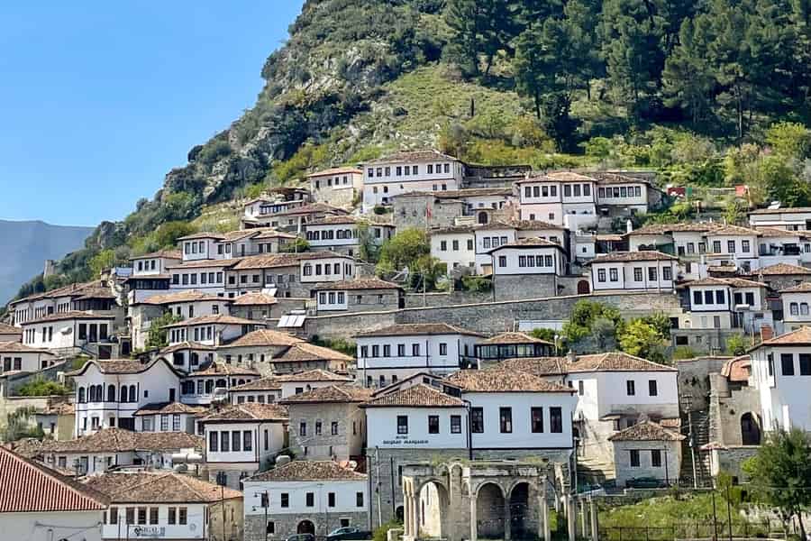 Ab Tirana/Durrës: Tour nach Berat und zum Belsh-See (tagsüber/bei Sonnenuntergang). Foto: GetYourGuide Ab Tirana/Durrës: Tour nach Berat und zum Belsh-See (tagsüber/bei Sonnenuntergang). Foto: GetYourGuide