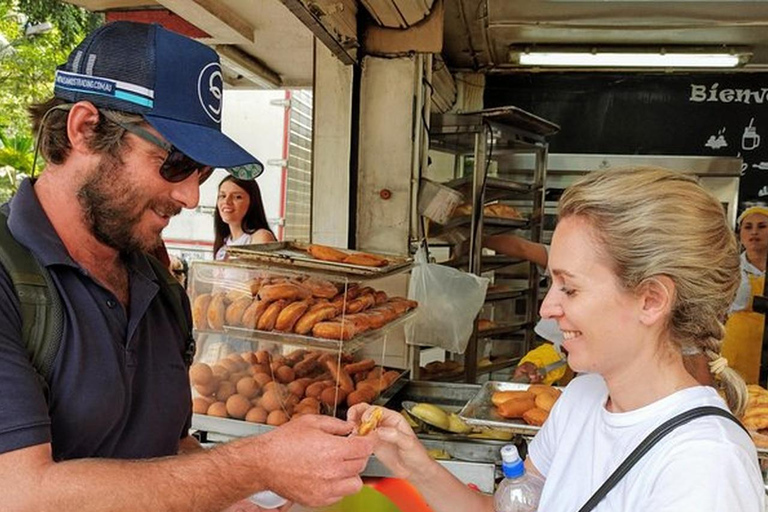 Medellín: tour a pie, teleférico y degustación de frutasRecorrido a pie por la innovación