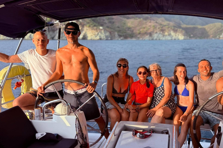 Parc Tayrona et les Caraïbes en voilier privé depuis Santa Marta, toute la journéeParc Tayrona et les Caraïbes en voilier privé au départ de Santa Marta, journée complète