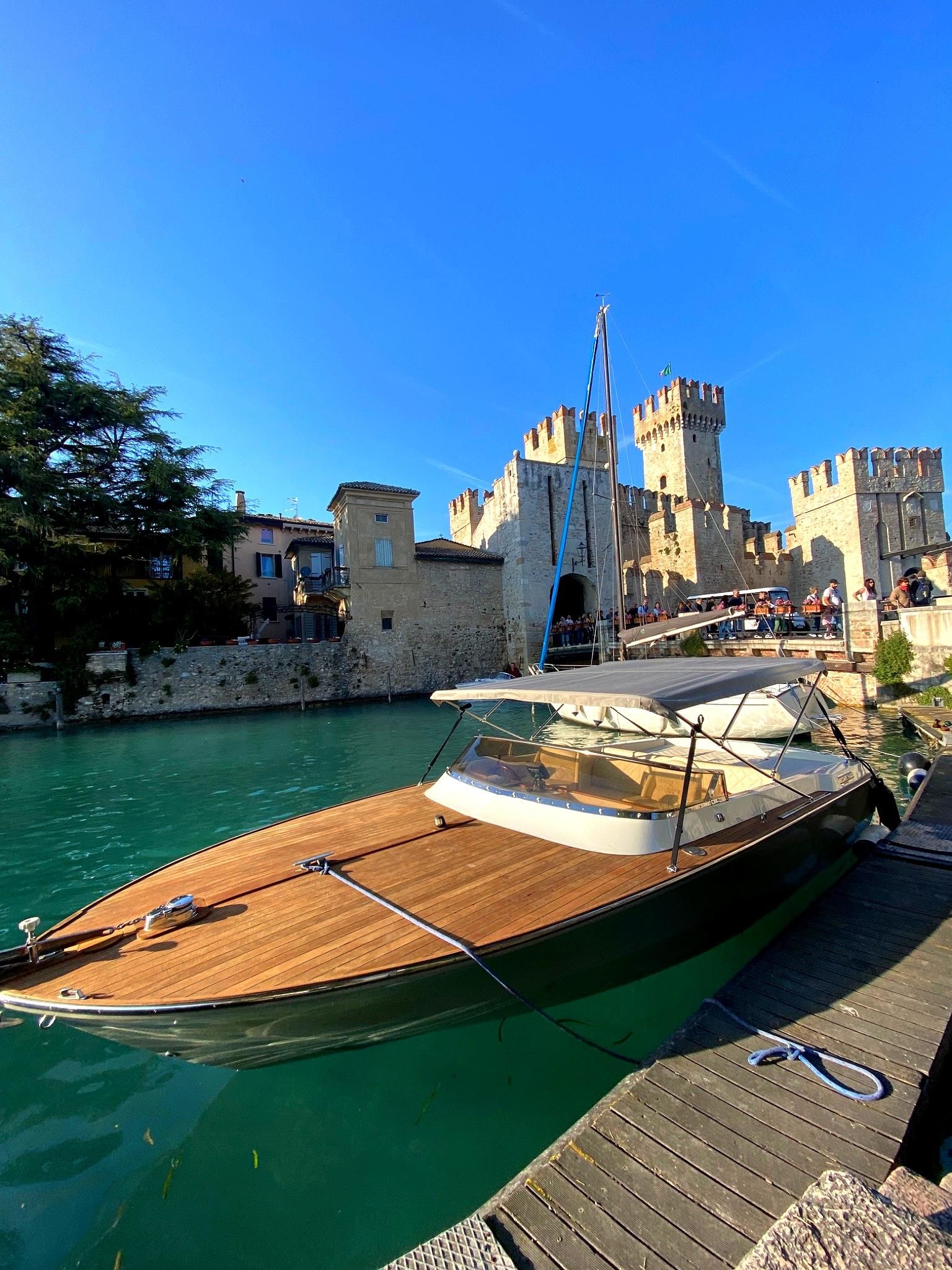 Sirmione: „Dolce-Vita“-Erlebnis auf einem luxuriösen Oldtimer-Boot mit Skipper