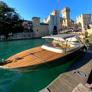 Sirmione: „Dolce-Vita“-Erlebnis auf einem luxuriösen Oldtimer-Boot mit Skipper