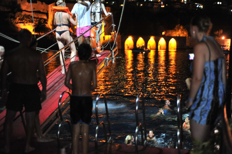 Alanya: Sunset Pirate Boat Tour with Dinner & Foam Party All-Inclusive: Dinner & Unlimited Drinks (Transfer Included)