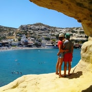 Desde Heraclión: playa de Matala, cuevas y bodega (tour de 1 día)