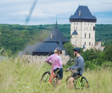 E-bike dagtrip vanuit Praag: Het machtige kasteel Karlstejn