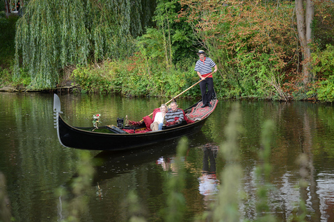 Hamburg: Alster Lake public Tour in a Real Venetian Gondola