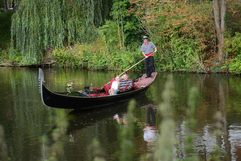 Hamburg: Alster Lake public Tour in a Real Venetian Gondola
