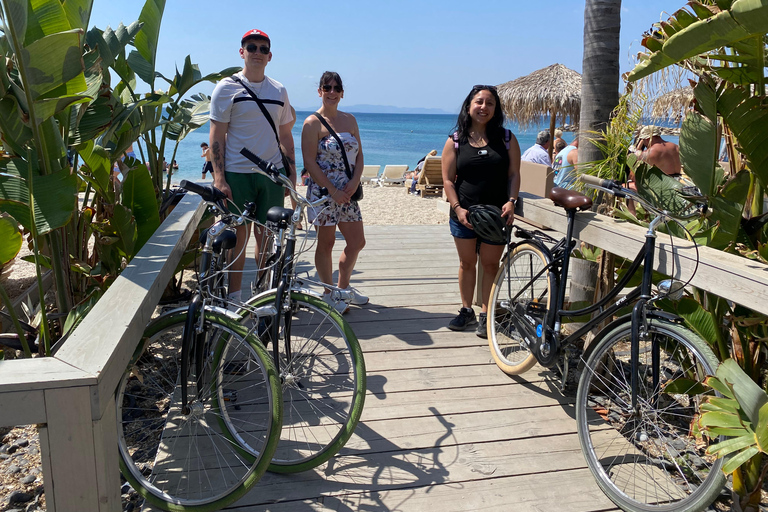 Fietsavontuur aan het strand: Athene Tour met zwemstop