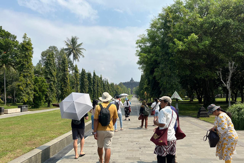 Yogyakarta: Borobudur klättring till toppen &amp; Prambanan dagsturDelad transport Exkluderad biljett Tempel