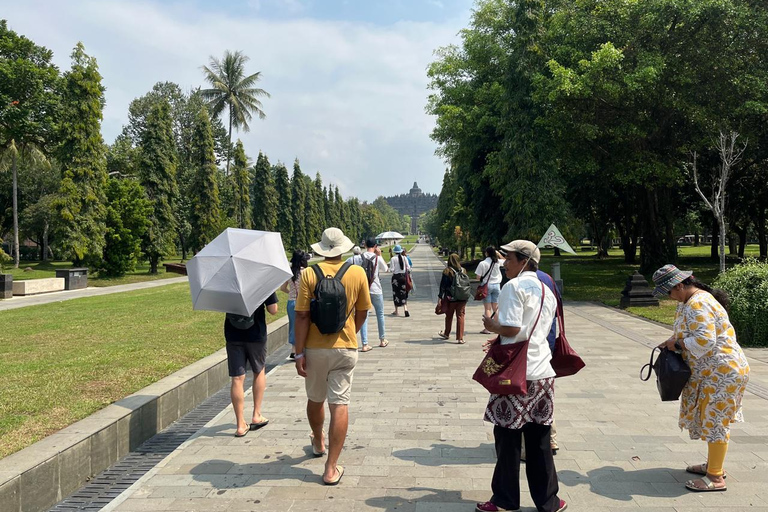 Yogyakarta : Visite guidée de l&#039;ascension de Borobudur et des temples de PrambananVisite partagée Billet d&#039;entrée au temple inclus