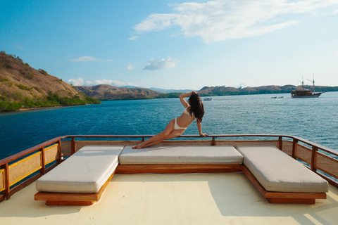 Komodo Premier Voyage: Full-Day 4 Stops & Sunset Cruise