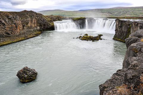 Siglufjörður: Akureyri, Goðafoss & Black Sand Beach Tour