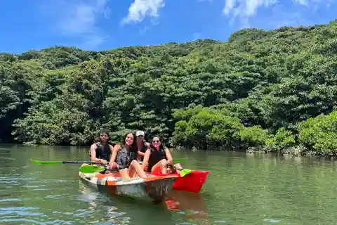 Canoë sur la rivière des mangroves d'Iriomote et plongée en apnée sur l'île de Corail