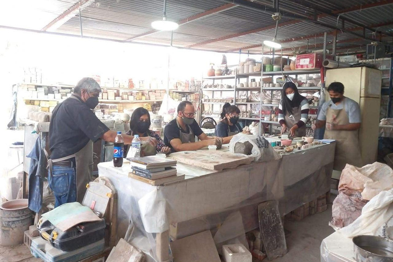 Arequipa: Hands-on clay modeling class in an art studio