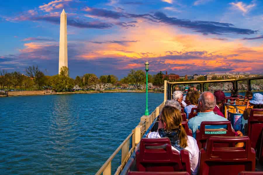 DC: Sightseeing-Tour bei Sonnenuntergang im Cabrio-Bus mit Guide vor Ort. Foto: GetYourGuide DC: Sightseeing-Tour bei Sonnenuntergang im Cabrio-Bus mit Guide vor Ort. Foto: GetYourGuide