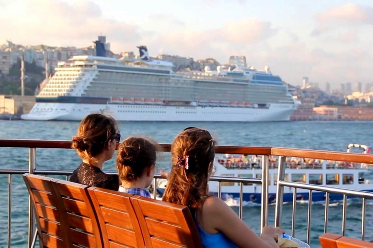 Istanbul: Taste of Turkey with Europe & Asia by Ferry Tour en Español