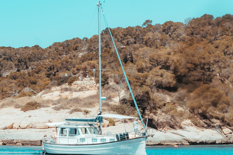 Palma: Private Classic Mallorcan Boat Tou Palma Bay: Cruise to Sea Caves or Calas with tapas & drinks