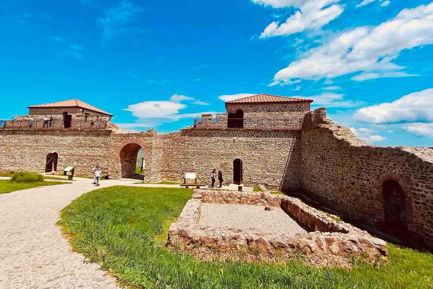 Sofia: Belchin Spa and Tsari Mali Grad Fortress Private Trip