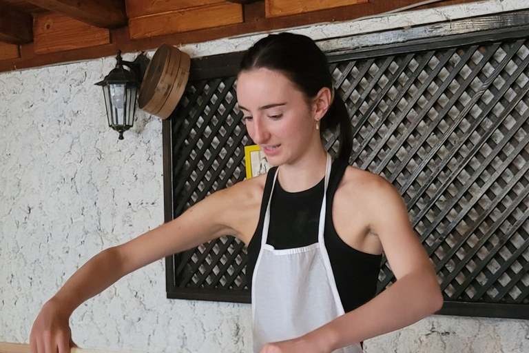 Cours de cuisine traditionnelle bosniaque à MostarCours de maître sur les bureks : Rouler, remplir, cuire