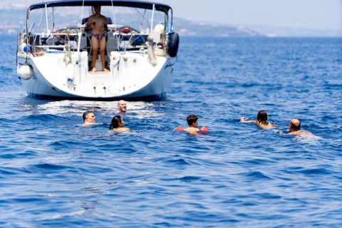 Ab Catania: Segelboottour mit Schnorcheln und AperitifTour am Morgen