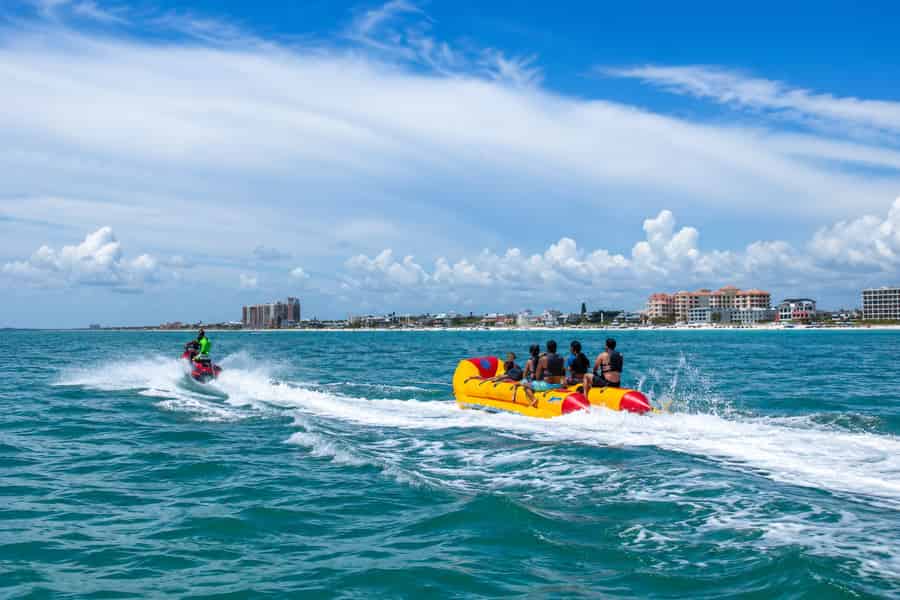 Clearwater Beach: Lustige Bananenboot-Fahrt am Shephard's Beach. Foto: GetYourGuide Clearwater Beach: Lustige Bananenboot-Fahrt am Shephard's Beach. Foto: GetYourGuide