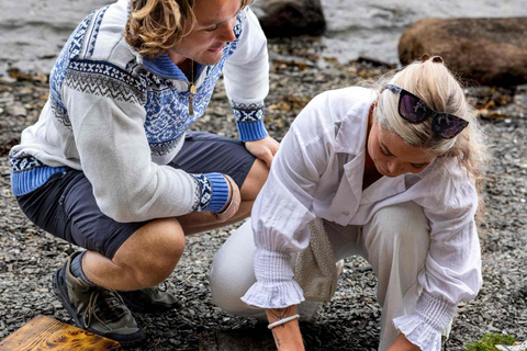 Oslo: Malmøya Guided Hike with Waffle & Salmon Experience
