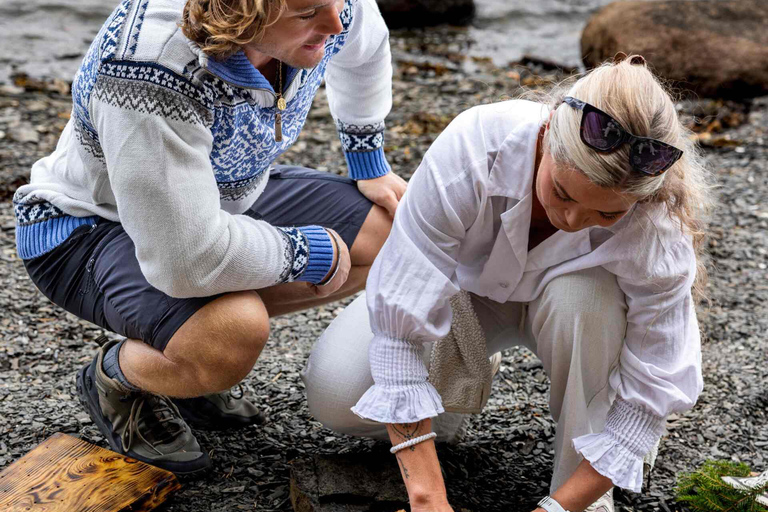 Oslo: Malmøya Guided Hike with Waffle & Salmon Experience