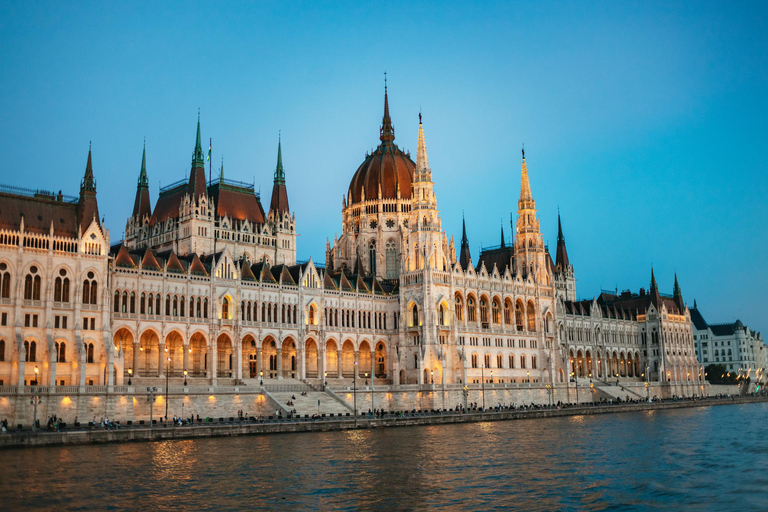 Budapest: Crociera sul Danubio con cena ungherese e musica dal vivoBudapest: crociera sul Danubio con cena ungherese e musica dal vivo