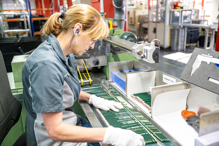 Visita pública guiada: Produção de "lápis de madeira".Visita pública guiada (alemão): Produção "Canetas de madeira"