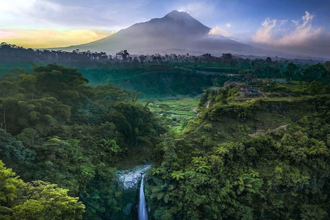 Excursión en Jeep 4x4 por el Volcán Merapi y la Cascada Kedung KayangAmanecer en Jeep Merapi y Cascada Kedung Kayang