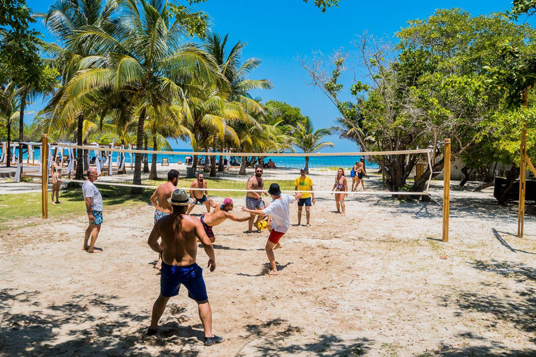 Cartagena: Rosario de Mar day use with lunch and welcome drink