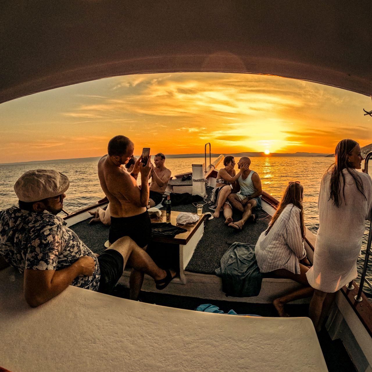 SONNENUNTERGANGFAHRT in kleiner Gruppe: Blaue Grotte + Delfinbeobachtung + Getränk