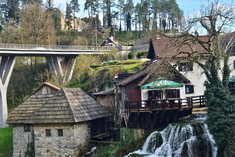 Da Zagabria: tour privato dei Laghi di Plitvice e del villaggio di RastokeDa Zagabria: Laghi di Plitvice e villaggio di Rastoke con pranzo