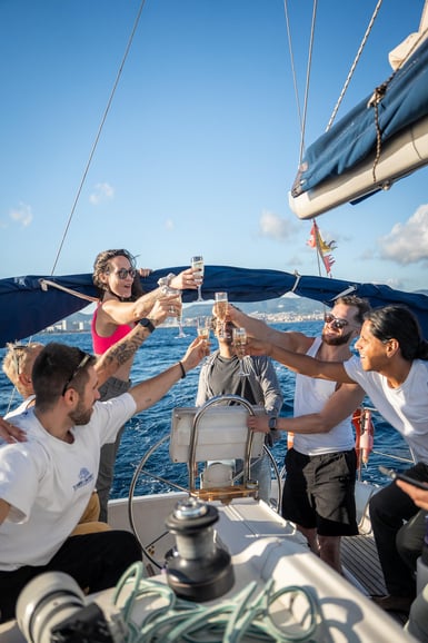 Barcellona Badalona : Tour in barca a vela, snack, bevande, nuoto